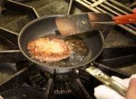 熱したフライパンにサラダ油を入れ、中火でハンバーグのパテを入れる。1分程度焼く、裏返し、裏も1分程度焼く。ハンバーグを取り出し、フライパンの油を捨てる。