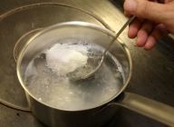 ［ポーチドエッグ］水、酢、塩を入れて沸騰させ、割った卵を鍋の縁からゆっくり入れる。卵が茹で上がったら水に取り出す。