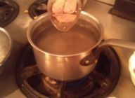 鶏生レバー、鶏生ハツを沸かしたお湯の中で湯通しをする（１５秒位）