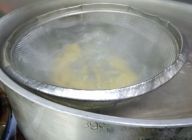 タイミングよく、塩を入れてないお湯で、アスパラは50秒、ショートパスタは表示より2分長く茹で上げる。
