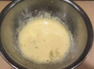 カルボナーラソースを用意する。\nボールに全卵半分とチーズ、生クリームブラックペッパーを入れ\nよく混ぜておく。
