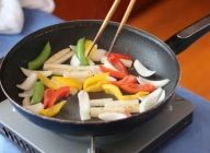 サラダ油大さじ1を足して、山芋を炒める。山芋に火が通ったら、玉ねぎ・スナップえんどう・黄･赤パプリカを入れて炒める。野菜に火が通ったらボウルに取り出す。