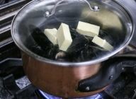 【調理】鍋にムール貝、白ワイン、バターを入れ、フタをし、強火全開で蒸す。ぐつぐつしたら一度上下を入れかえて再びフタをし、約5分蒸す。
