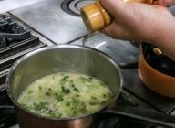 鍋に戻した汁にセロリ、玉ネギを入れ、中～強火でひと煮立ちさせる。塩・コショウで味を整える。※塩分が薄い場合は塩を入れ、塩辛ければ水で調節する。