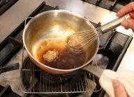 鍋にフォンドボーを入れ沸騰させたら火を止め、バルサミコ酢、粒マスタード、刻んだパセリ､水溶き片栗粉を加える。バターで濃度をととのえる。