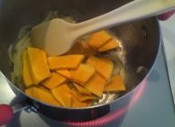 鍋にバターを溶かし、たまねぎを中火で甘味が出るまでじっくり炒める。　かぼちゃも加えさらに炒める。