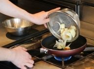 油を熱したフライパンで野菜をソテーし、途中塩をする。表面に軽く焦げ目をつける。