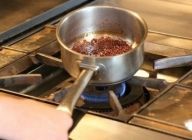 【スパイスしょうゆ】醤油以外の材料をすべて鍋に入れ、中火で煮詰める。混ぜる必要なし。沸いたら弱火で約5分。時々鍋を傾けながら様子を見る。焦がさないように注意。