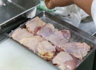 バット全面に塩・コショウをふり、カットした鶏もも肉を皮目を上に並べる。その上から塩・コショウをする。ここでしっかり下味をつける。