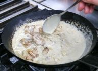 弱火に落とし、生クリームを加えて混ぜ、塩・コショウ（苦味が強すぎる場合、好みで砂糖で調整）で味をととのえる。器に盛り、イタリアンパセリを飾れば完成。