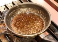 フライパンを変え、サラダ油を入れ馴染ませ1cm各に切り揃えた食パンを入れ炒める。食パンがカリッとなるように炒め、クルトンを作る。