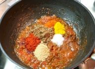 トマトがペースト状になったら、スパイスと塩を加え、さっと混ぜながら炒める。基礎のカレーペーストの完成。