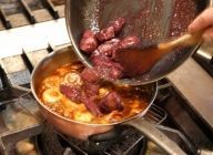 水分を飛ばしたら、鍋に牛フィレ肉を赤ワインごと入れ、鍋の火を止める。塩、胡椒で味をととのえる。食べる際に再度温める。