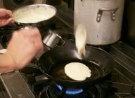 お玉1杯分を型に入れて、オーブンで焼く（1分30秒）\n※オーブンがない場合：予め加熱したホットプレート又はフライパンに生地を流し込み、両面を焼く。