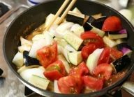 青唐辛子、玉ねぎ、茄子、トマトを加え、トマトが煮崩れ、野菜に火が通るまで弱～中火で煮込む。