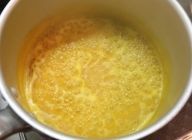 【ムングダールペースト】ムングダール、ターメリック、水を鍋に入れ、40分～1時間ほど煮込みペースト状にする。
途中足りなければ湯を足し、焦げないように注意