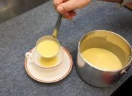 スープをカップに注ぎ、浮身用のコーンをのせ、生クリームを飾る。