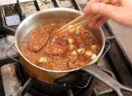 牛フィレ肉は別のフライパンで炒め焼き色をつけたら、フォンドボーの鍋に入れサワークリームを加える。