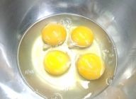卵をよく溶きます。この時慣れている方はシーザーサラダドレッシングを加えて混ぜます。ゆるくてフワフワに仕上がります。ただ巻くのが難しくなるので入れなくても可です。