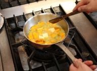 鍋にバターを熱し、ポロ葱を炒める。ポロ葱がしんなりとしたら、かぼちゃを加えて更に炒める。更に水を加え、やわらかくなるまで煮る。