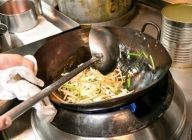 野菜を加え強火にし、軽くフライパンをあおってから、やきそばの麺を入れ、ほぐすようにしながら全体をなじませる。