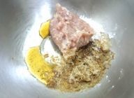 うなぎの身の代わりの鶏肉あんを作りましょう。片栗粉以外をしっかり混ぜ合わせたら片栗粉を入れて練ります。