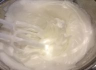 【抹茶スポンジ】
ハンドミキサーで卵白を泡立てる。途中でグラニュー糖を入れツノが立つまで泡立てる。その中に卵黄をいれ更に混ぜる