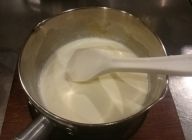 【ブランマンジェ】
鍋に牛乳,生クリーム,グラニュー糖を入れ弱火にかけ沸かす。水でふやかしたゼラチンを鍋に入れ溶かす