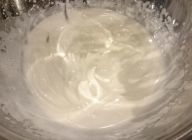 【フランボワーズムース】
生クリームをハンドミキサーで泡立てる。途中でグラニュー糖を入れツノが立つまで泡立てる。