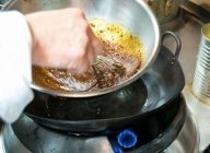 鍋に沸かしたお湯に卵の入ったボウルを浮かべる。湯せんした状態で黒糖を入れ、だまがなくなるまで混ぜる。湯につけたり浮かしたりしながら、卵が煮えないように注意。