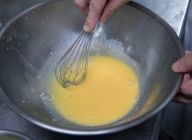 大きめなボウルに卵を入れ、黄身と白身がしっかり混ざるまでホイッパーでよく混ぜる。