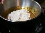 湯せんからはずし、ふるっておいた粉を入れて、だまが残らないように、ホイッパーでしっかりと混ぜ合わせる。