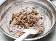 ある程度混ざったところでチョコチップとドライフィグを加え、ボウルの底からすくうように、粉っぽさがなくなるまで混ぜ合わせる。