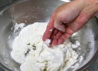 白玉粉、薄力粉、砂糖をボウルに入れ軽く手で混ぜ合わせる。水を少しずつ加えて軽く練ったところに、ラードを少量入れる。