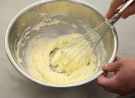 バターにグラニュー糖を加え、よくまぜる。バター、グラニュー糖をまぜたものに卵を加える。