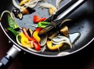 【野菜を焼く】\n絹厚揚げが焼けたら取り出し、そのフライパンを使う。また、キャノーラ油を多めにひき、\n茄子、玉葱、パプリカ、ピーマンの順で焼いていく。