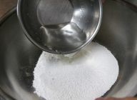 ボウルにふるっておいた白玉粉、上新粉を入れ、お湯を加えながら手で混ぜ込む。