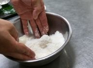 ボウルに砂糖とココナッツパウダーを混ぜた中に、団子を入れて、かけるように全体にまぶす。皿に盛り付け、クコの実をトッピングして完成。