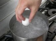 沸騰したお湯に団子を入れていく。直接団子に触れないように、お湯を回す感じで茹でていく。