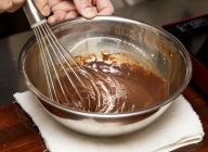 ミルクチョコレートと生クリームAをボウルに入れ、湯せんで温める。途中湯せんから外して40℃になるよう調整しながらホイッパーで混ぜ、しっかりとチョコを乳化させる。