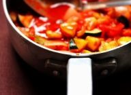 【カポナータ】
野菜全てに火が入ったらホールトマトのジュースを入れ、暫く煮こみ、塩・胡椒・ケチャップで味付け。最後に刻んだホールトマト、ドライバジルを入れて完