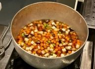 鍋に油をひきBを炒め、全体に油がまわったらCとBで使用する干し椎茸の戻し汁も加えて15分程火にかける。
