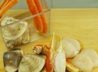 食べやすいように、包丁を入れたずわい蟹、小蛤、帆立貝を一緒に盛り付けます。