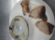 ホッキ貝を殻から外し、身と貝柱と紐を分け、良く洗う。