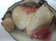 貝にガーリックバターを10グラムのせ、フライパンにオリーブオイルで貝を炒め塩、胡椒、白ワインでフランベしたらガーリックバターの上に盛る。