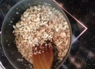 みじん切りにしたキノコを鍋に入れオリーブオイルで炒める。