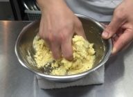 セモリナ粉にぬるま湯、オリーブオイル、塩を加え、生地につやが出るまで5分ほど練る。ラップで包み20分休ませる。