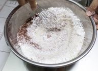 アーモンドパウダー、紛糖、薄力粉、ココアパウダーをホイッパーでかき混ぜてから、ふるう。こうすると焼きむらができにくくなる。
