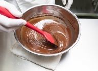 【ガナッシュ】チョコレートを湯煎にかけ、溶けたら湯煎から外して35℃まで下げる。（触って温かく感じない状態）
