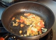 残った油をフライパンに戻してトマト、マッシュルームを炒めます。